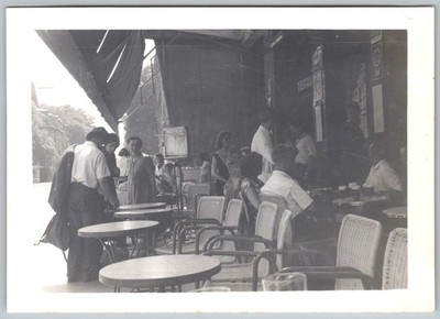 Vtg B&W Snapshot Group Dining At Outdoor Cafe Restaurant Wicker Chairs 1950s