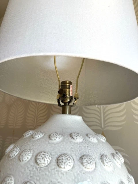 Juego de 2 pantallas cónicas blancas forradas plateadas par de lámparas de mesa medianas premium Foto 2 de 2