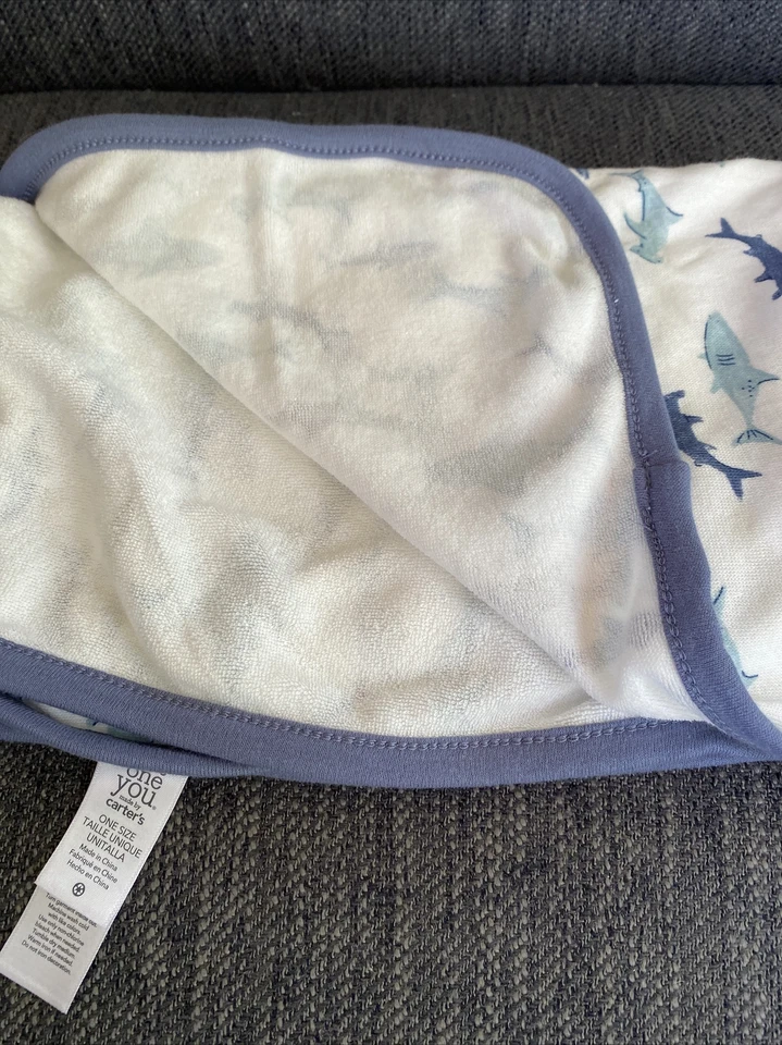 Manta Jersey Carters Just One You Azul Blanco Estampado Tiburón Una Capa 30x30 pulgadas Foto 3 de 3