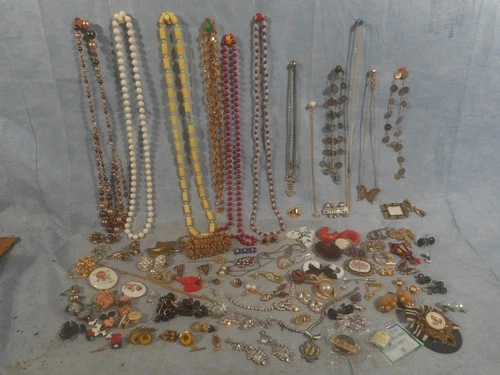 Costume Jewelry Lot: rings, bracelets, necklaces, earrings Brooches some vintage