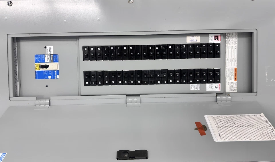 Cutler Hammer PRL1a PR-Line Panelboard 225 Amp 208Y/120V 4 cables 42 espacio, ED3200 Foto 4 de 4