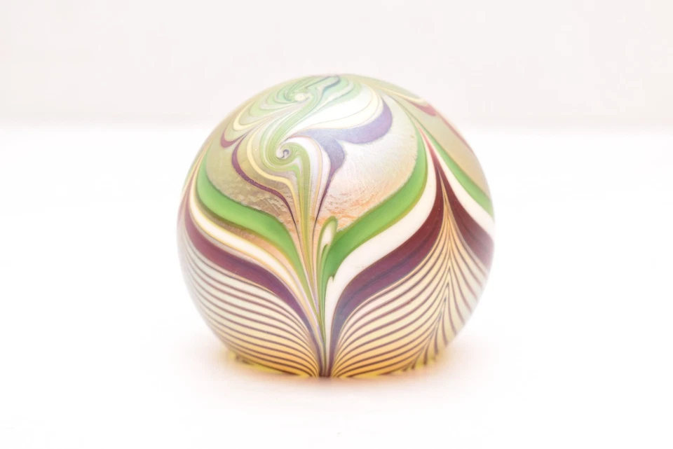 Pisapapeles Orient Flume Studio Art vidrio iridiscente redondo pluma tirada 1981 Foto 4 de 4