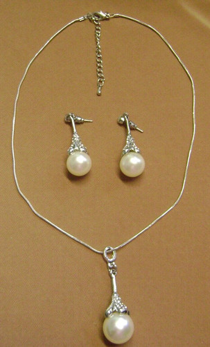 NW0T-  DRESSY RHINESTONE CREAMY PEARL SILVER TONE NECKLACE/PIERCED EARRING SET!