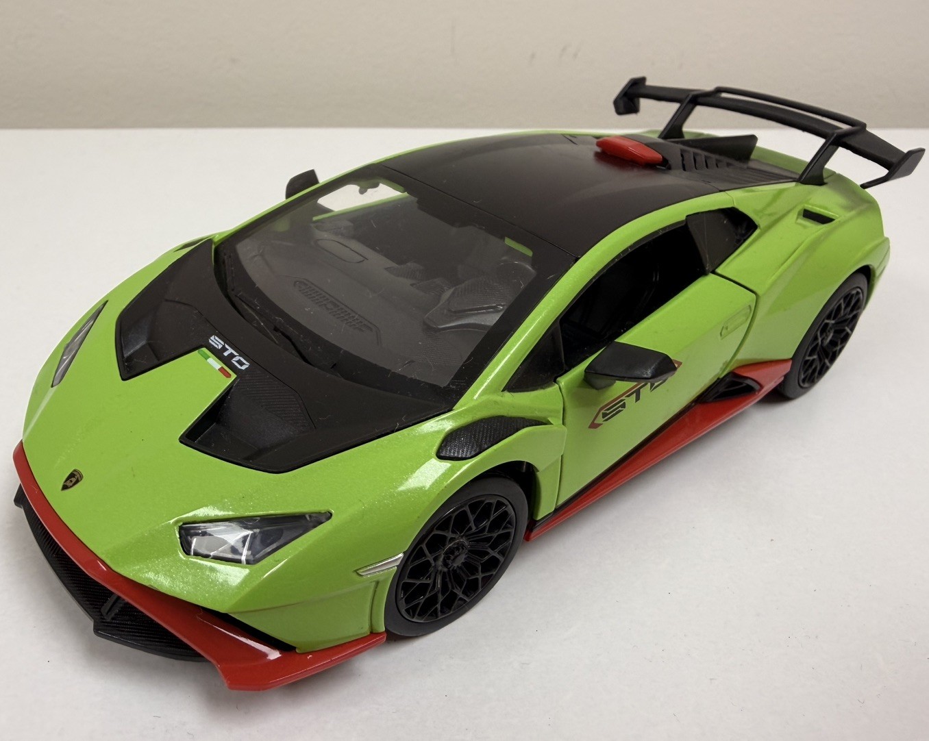 2021 Lamborghini Huracan STO 1/24 Scale Diecast Model - Showcasts - GREEN