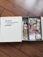 NRFB Fashion Royalty FASHION PLATE brunette Gift Set Veronique Perrin JASON WU