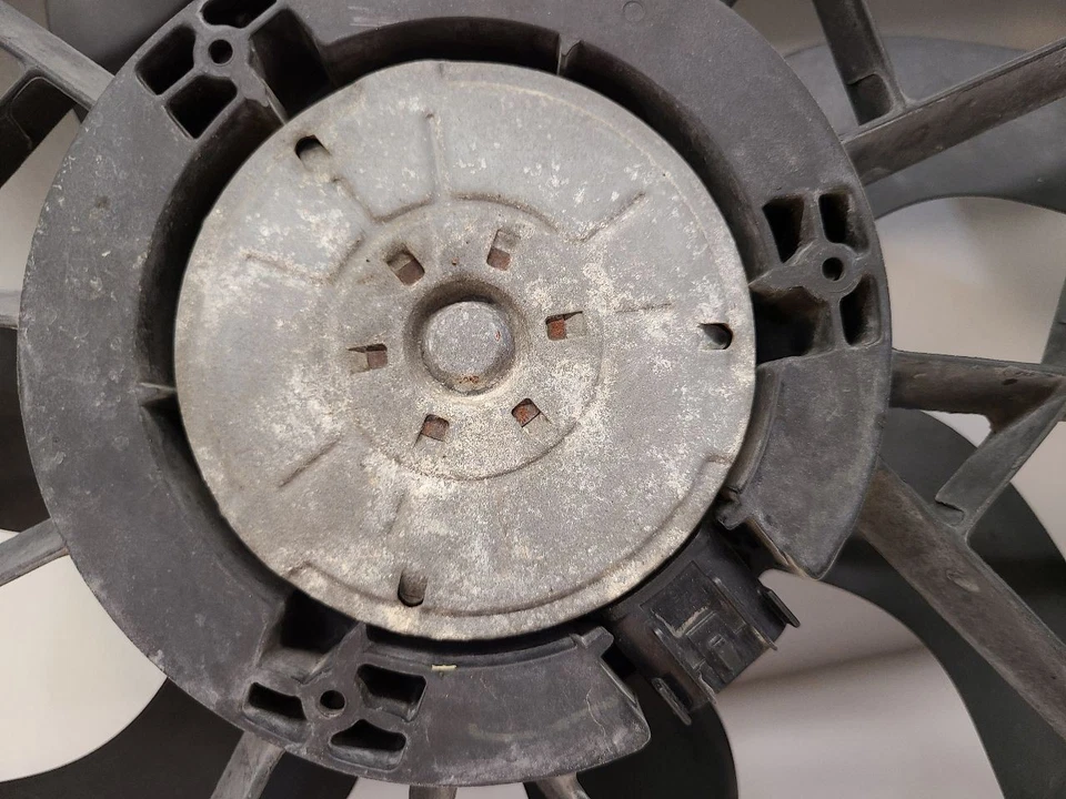 2007 - 2014 CADILLAC ESCALADE Radiator Fan Motor Assembly Dual Fan Foto 3 de 4