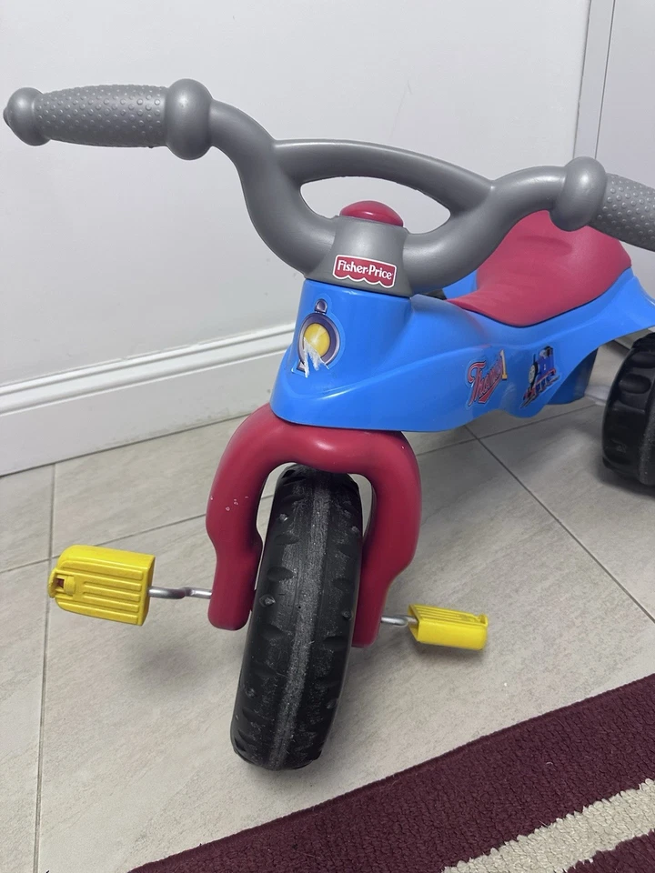 Bicicleta Fisher Price Thomas & Friends paseo en triciclo resistente con asas de fácil agarre Foto 4 de 4