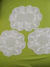 Nuovi. Tris centri uncinetto 100% cotone colore bianco. Lavorazione filet a mano