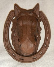 Sehr schöner Pferdekopf mit beweglichem Hufeisen als Türklopfer im Antik-Look