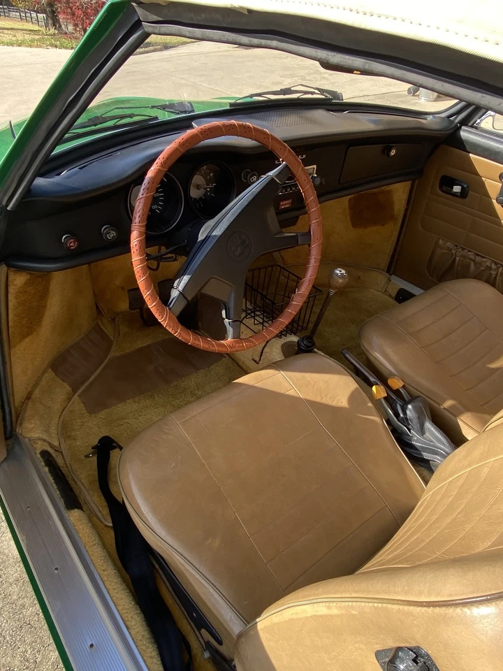 Volkswagen Karmann Ghia 1974  Foto 2 de 4