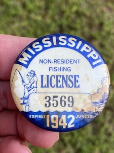 RARE ANTIQUE 1942 MISSISSIPPI NON-RESIDENT FISHING LICENSE BUTTON BADGE PICTURE
