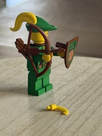 LEGO Castle Forestman Cas123a Minifigure With Yellow Feather Shield - 6103