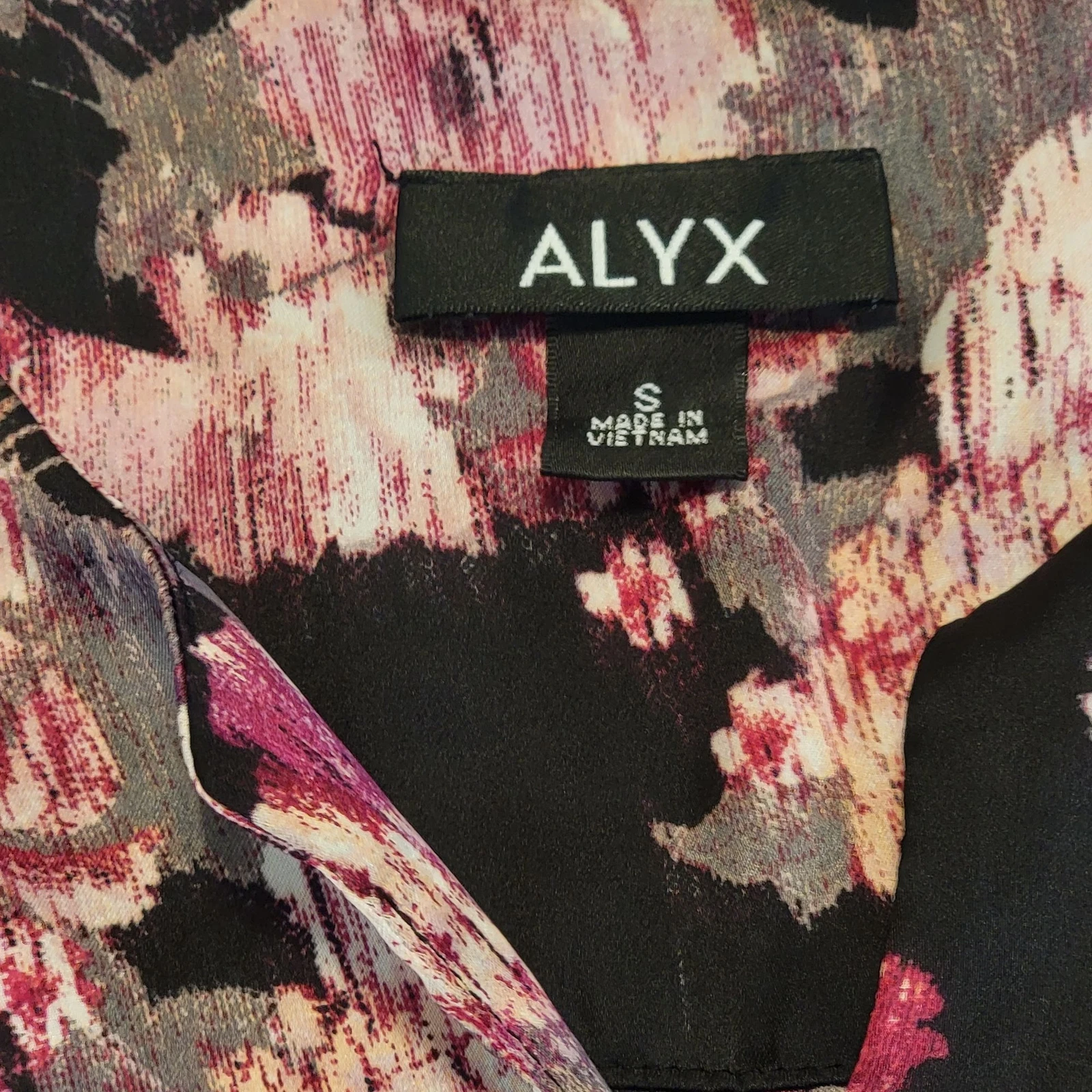 Top ALYX donna SML finto avvolgente nero con motivo floreale rosa e rosso manica spaccata us intime ottimeioni