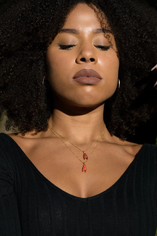 Collana con ciondolo mano corna portafortuna in argento 925 placcato in oro - Immagine 4 di 4