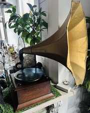 Vintage Wind-Up Gramophone w/Large Gold Horn “Concert” Soundbox Phonograph Plays
