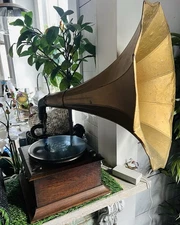 Vintage Wind-Up Gramophone w/Large Gold Horn “Concert” Soundbox Phonograph Plays
