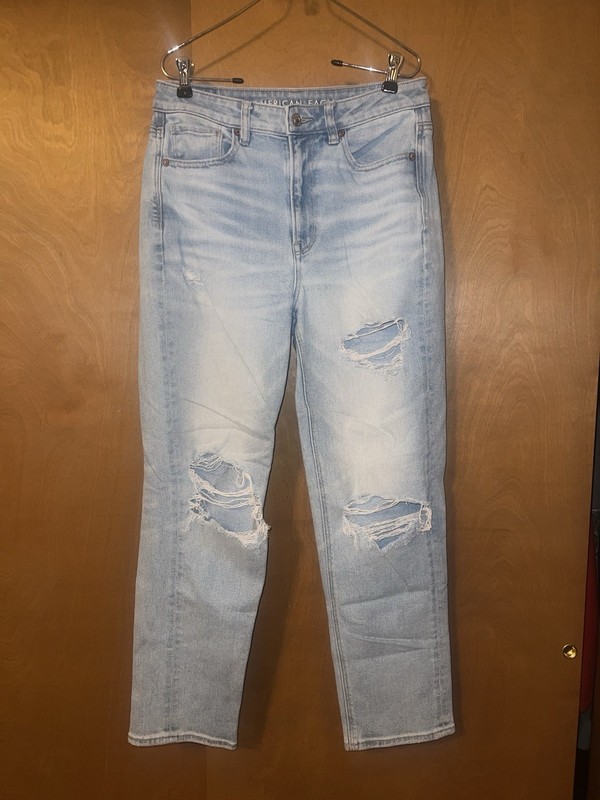 American Eagle Outfitters Light Wash Mom Straight Jeans Size 6 Stretch Denim