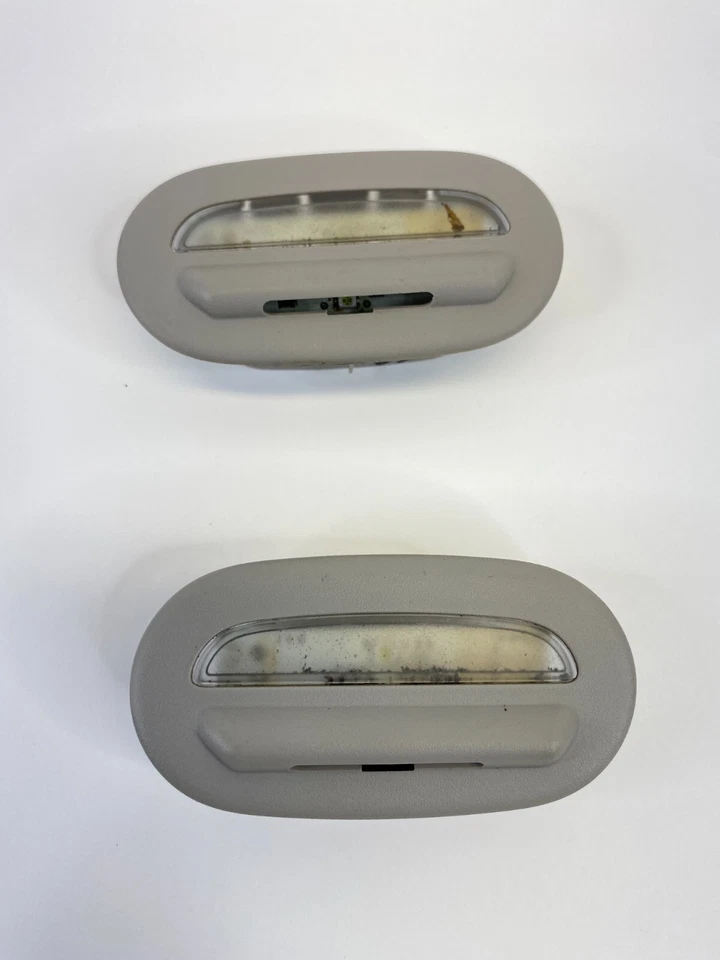 Lámpara de luz de cortesía para puerta delantera Chrysler Town & Country 2011-2016 OEM Foto 2 de 4