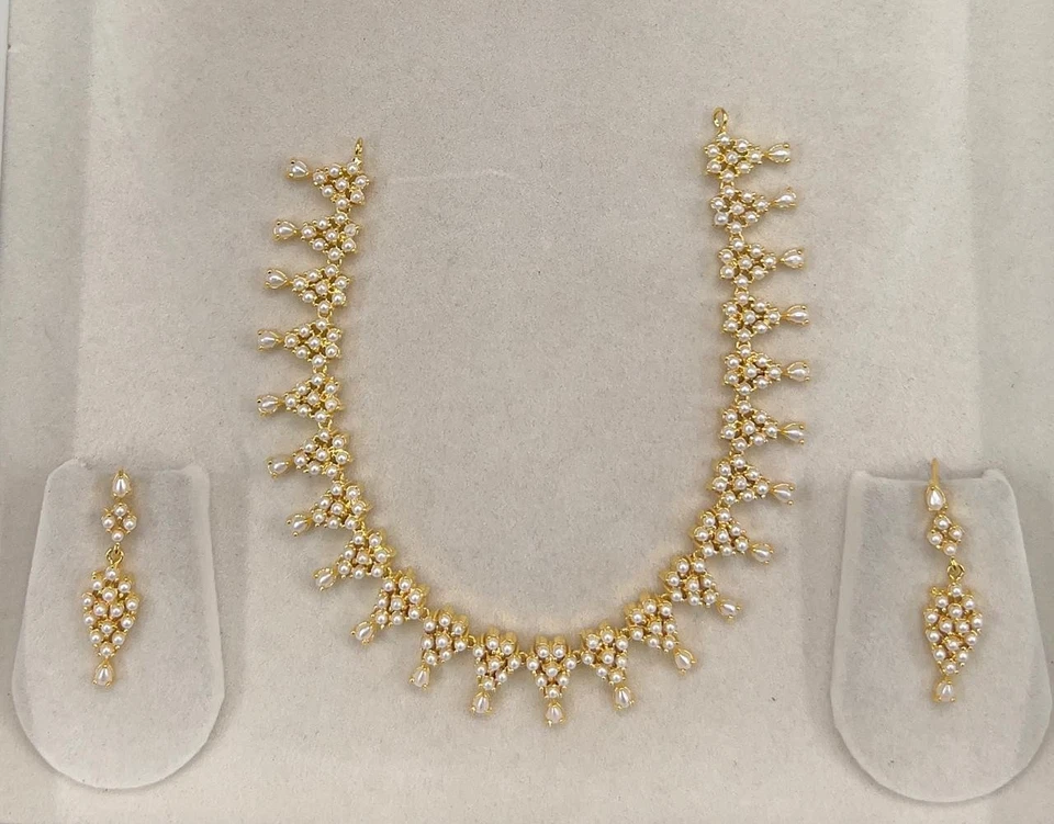 Ожерелье с рубиновым жемчугом с золотой отделкой и фианитами ювелирный набор с соответствующими серьгами - Изображение 4 из 4