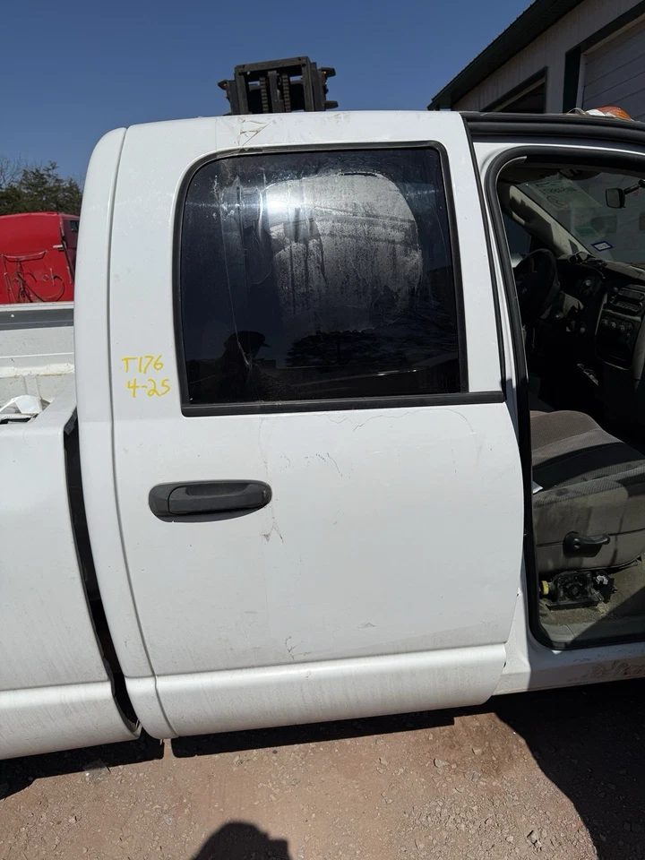 03-09 MONTAJE PUERTA TRASERA DERECHA DODGE RAM 2500 CABINA CUÁDRUPLE BLANCA Foto 4 de 4
