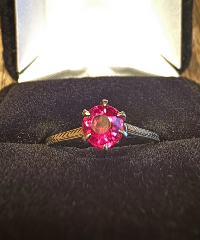 Anillo de compromiso solitario vintage de oro blanco y espinela roja de 14k Foto 2 de 4