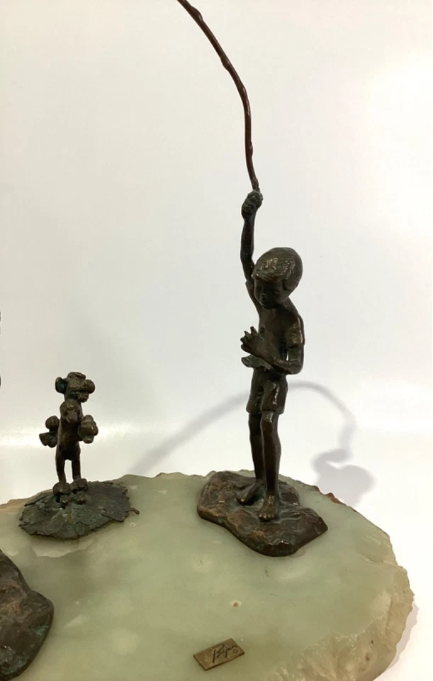 Escultura juguetona de cobre Bijan Bahrein dos niños y perro sobre piedra de colección Foto 3 de 4