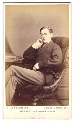 Fotografie Hills & Saunders, Oxford, Gutbürgerlicher Mann sitzt im Sessel 