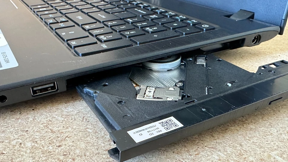 Acer Aspire E15 Laptop 15" , Intel Core i3 7th , 8 GB Ram, 120 GB SSD + 1 TB HDD - Image 3 of 4