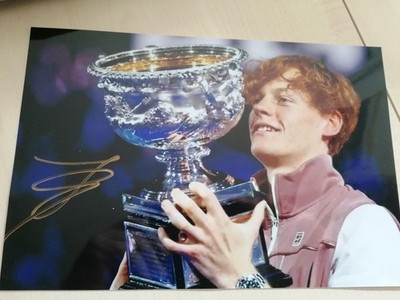 JANNIK SINNER - TENNIS - LEGENDE - ORIG. AUTOGRAMM auf  20 x 30 cm FOTO  -