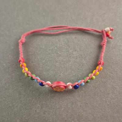 Verspieltes Makramee-Armband mit bunten Perlen   Handgemachter Sommer-Look