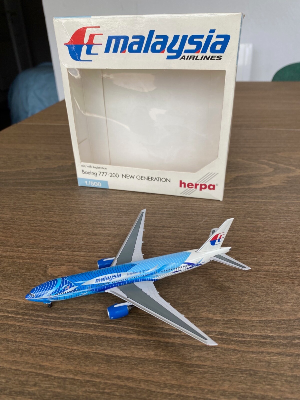 Herpa 1/500 B777-200 Malaysia "Freedom of Space" Heliconia