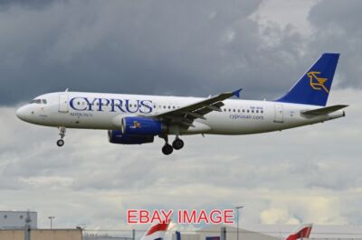 FOTO FLUGZEUG AIRBUS A320-214 '5B-DCK' CYPRUS AIRWAYS ANKOMMEN AUF FLUG CYP3
