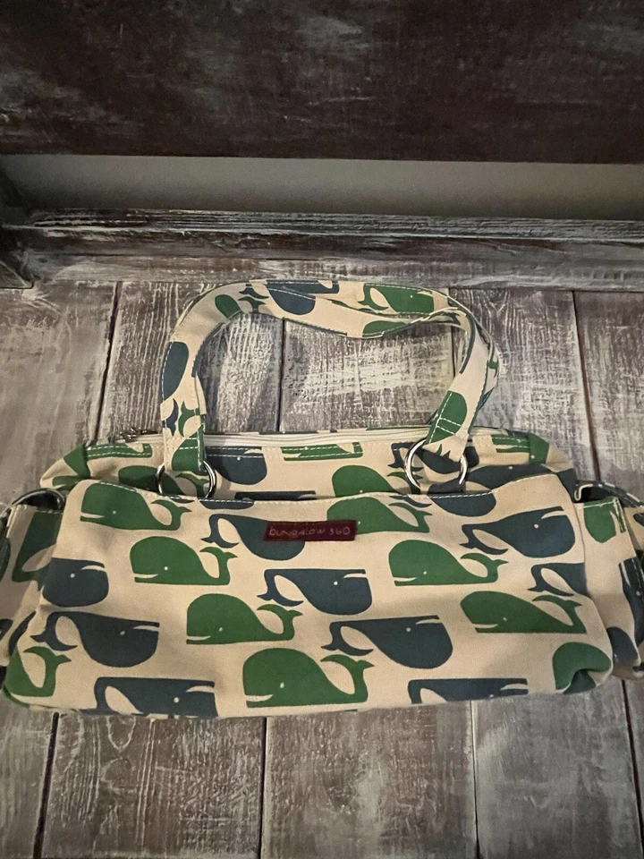 Bolso Cartera Bungalow 360 Lona Verde Ballena Azul Bolsillos Asa Superior Baguette Foto 2 de 4