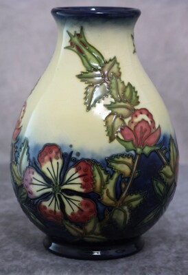 Moorcroft 'Sweet Briar' Vase Lemon Ground von Designer Rachel Bishop 1. Qualität