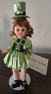 Poupée En Porcelaine Assise - Fête De La Saint-Patrick - Fabriquée En Angleterre 10cm