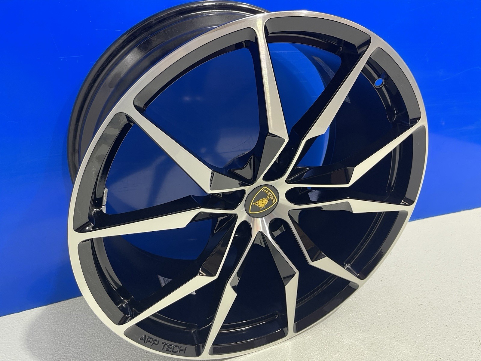 20” Lamborghini Aventador Front Wheel Factory OEM Apech Rim 470601017AR 9.0Jx20