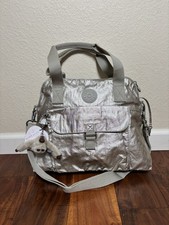Bolso de Mano Kipling Metálico Plateado, Bolso Bandolera Kipling Con Mono, Nuevo