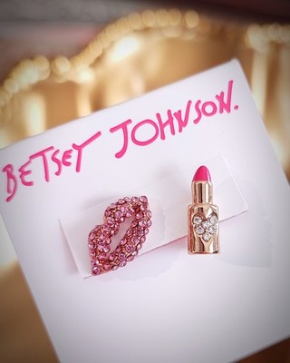  Betsey Johnson  Rosa Lippen  &  Lippenstift  Mismatch Fun Ohrringe Neu mit Etikett 