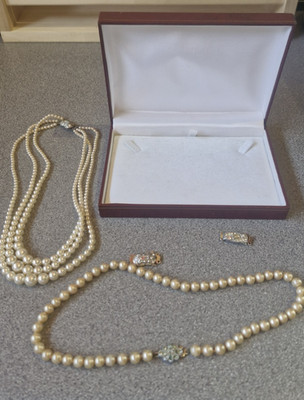 2 x Art Deco Pearl necklaces costume jewellery plus 2 clasps in presentation box