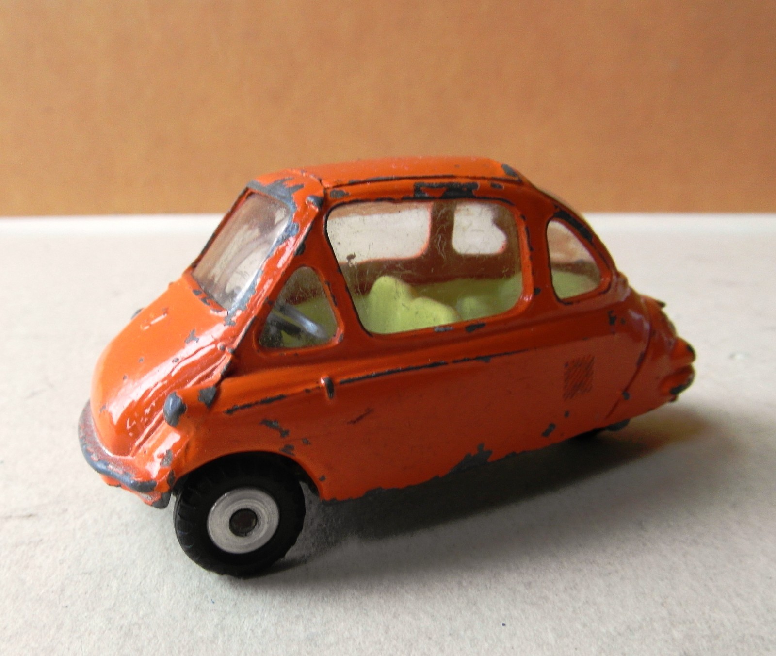 Corgi n° 320 Ford Mustang Fastback 2+2 1/43 jamais joué en boîte