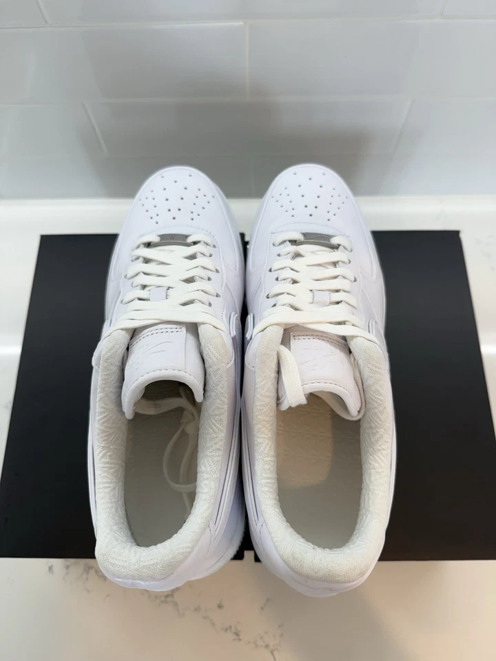 Mujer’s 12W Nike A Ma Maniére x Air Force 1 Bajo Triple Blanco Hombre’s 10.5M Foto 2 de 4