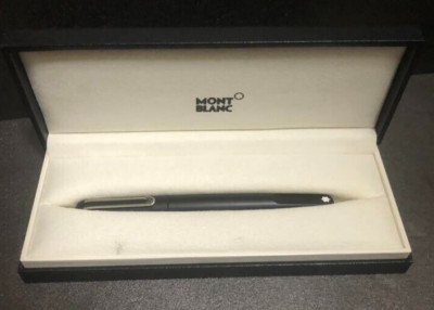MONTBLANC M Ultra Black Precious resin Twisted Ballpoint Pen wz