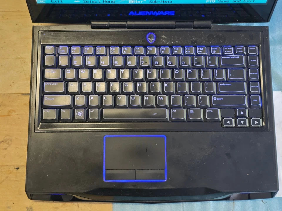 14" Alienware M14xR1 - i7-2760QM, 16GB RAM, 750GB HDD - Leer Foto 2 de 4