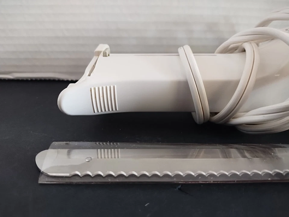 Электрический резной нож Black & Decker Slice Right EK300 в коробке протестирован/работает - Изображение 4 из 4