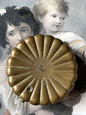 Cendrier de poche en laiton KIGU made in England aspect fleur et quadrillé