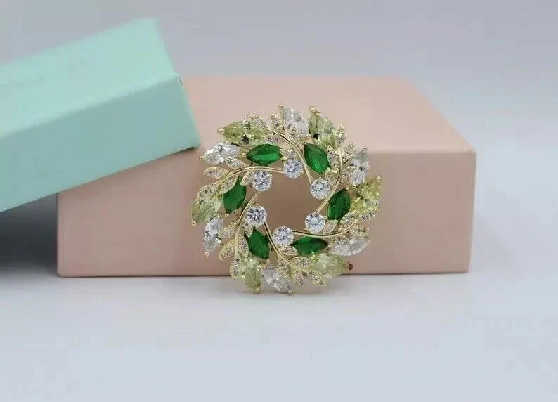 Broche prendedor con racimo circular marquesa esmeralda simulada enchapado en oro amarillo de 14 k Foto 3 de 4