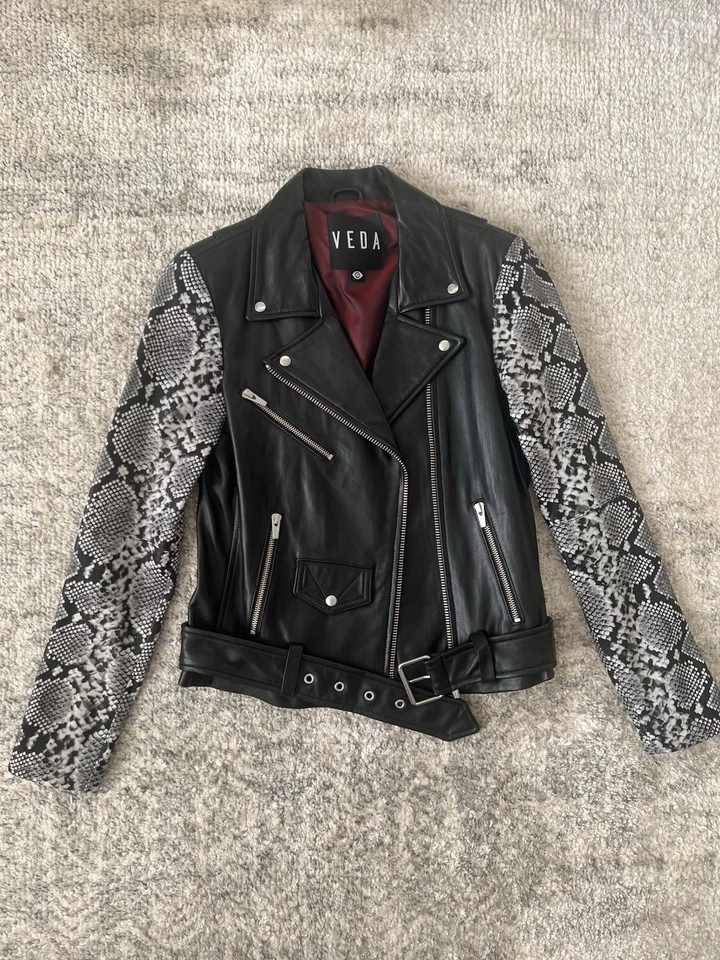 Chaqueta de cuero con mangas estampadas de piel de serpiente negra VEDA talla XS - pequeña Foto 3 de 4