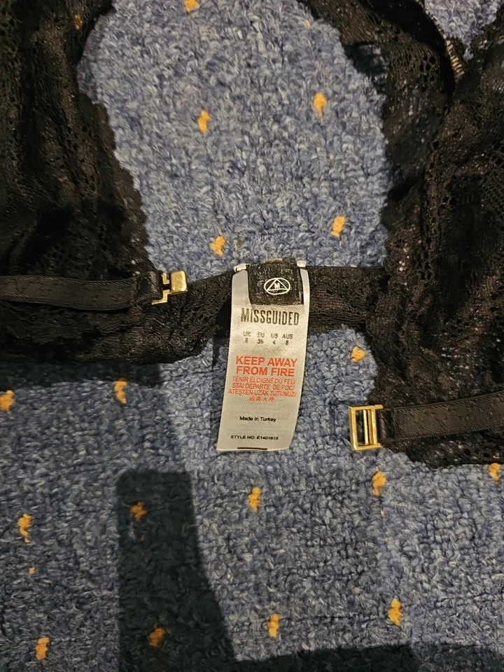 Sujetador Missguided cierre frontal de encaje negro. Talla 8. V Foto 2 de 4