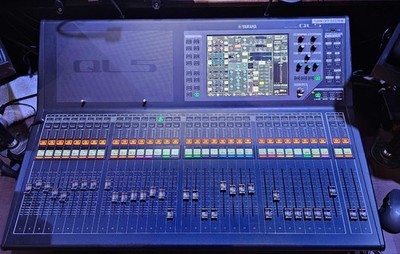 Yamaha QL5 64 mono + 8 stereo channel digital mixing console (32 +