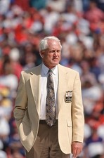 Hall of Fame coach Bill Walsh speaks to the crowd during halftime - Old Photo 11
